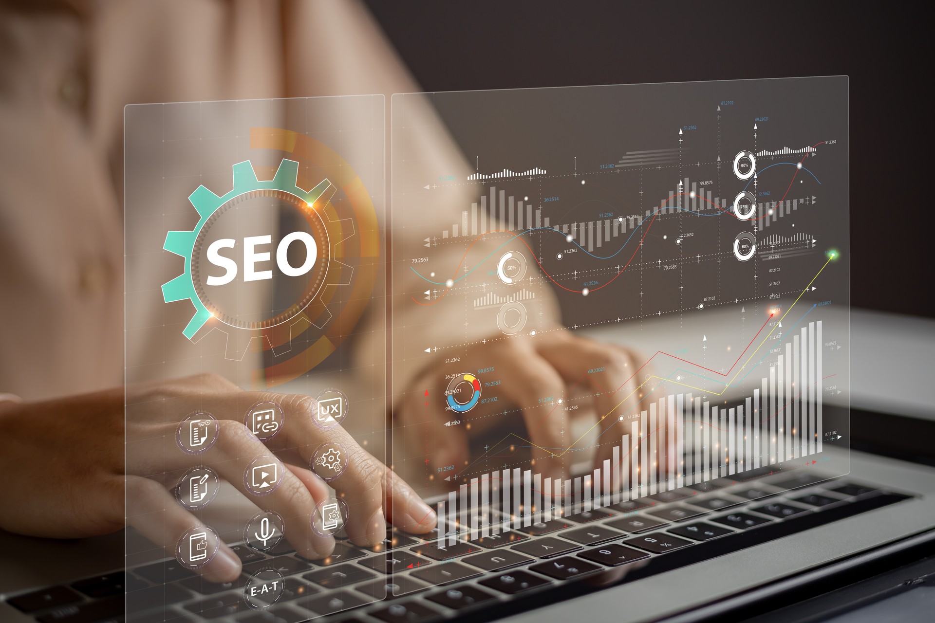 Administradores de sitios web que utilizan herramientas de SEO para que sus sitios web se clasifiquen en los primeros puestos de búsqueda en los motores de búsqueda. Concepto de mejora del sitio web para hacer que los resultados de búsqueda sean más al